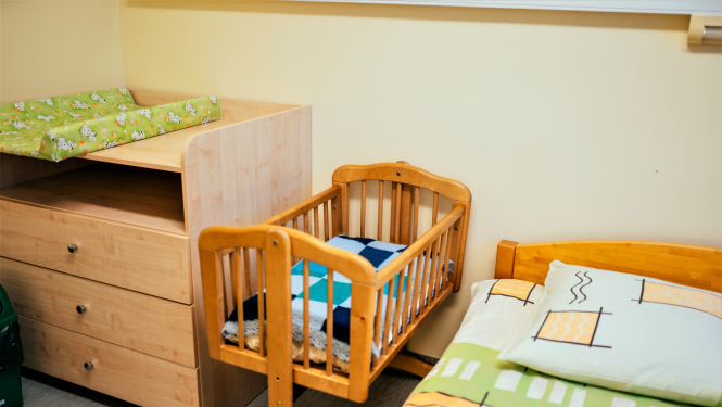 Slimnīcas palāta ar bērnu šupulīti