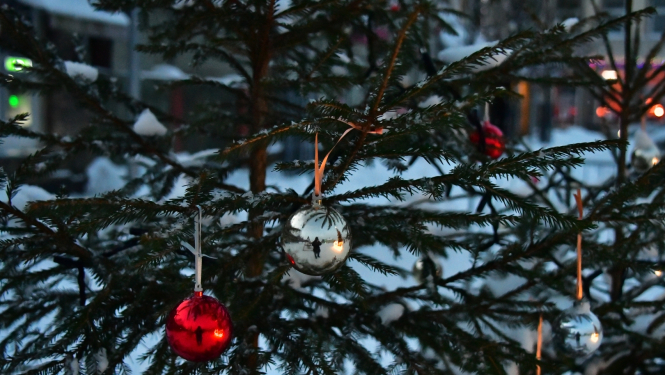 Fotogrāfija ar izrotātu eglīti