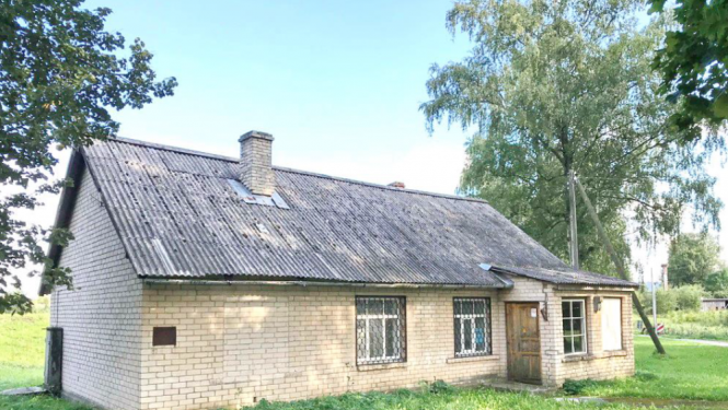 Pasta telegrāfa kantoris - balta vienstāva ķieģeļu ēka ar šīfera jumtu