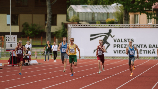 Emīls Lamba pirmais attēlā no kreisās puses