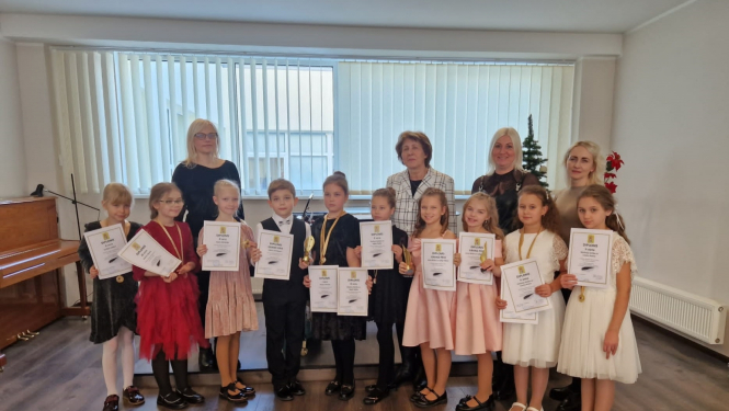 Audzēkņu un skolotāju kopbilde