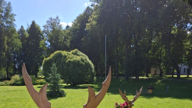 Viesītes koka skulptūras