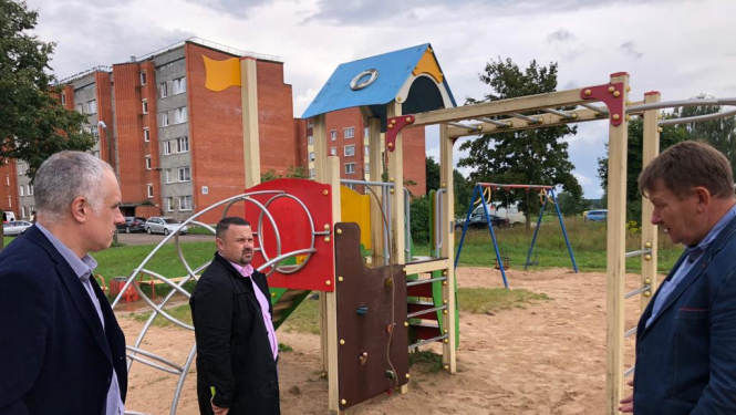 Domes vadība ar speciālistiem apseko Celtnieku ielas rotaļlaukumu