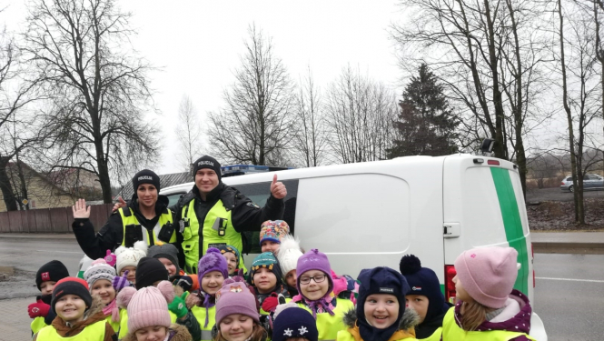 Bērni iepazīstas ar pašvaldīabs policijas darbu