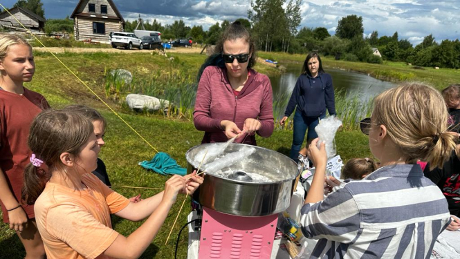 Personas pie zupas katla brīvā dabā