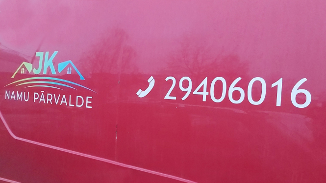 Tālruņa numurs uz sarkanas automašīnas sāna