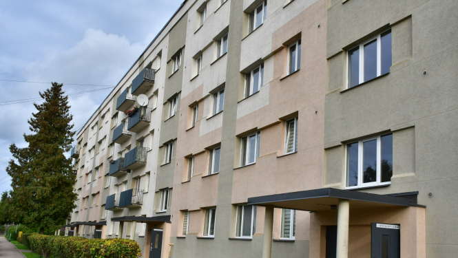 Daudzdzīvokļu ēka