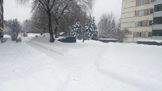 Sniegota ietve starp daudzdzīvokļu ēkām