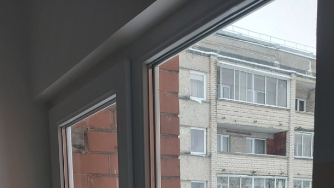 Draudzības alejas 19 mājas logs