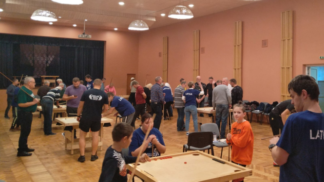 Novusa spēlētāji iekštelpās Gārsenē