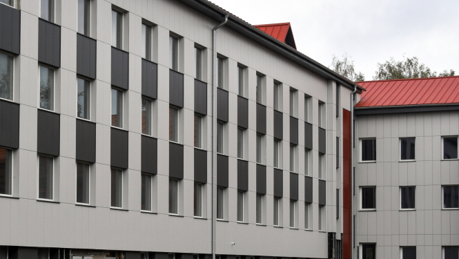 Ģimnāzijas ēkas ārskats