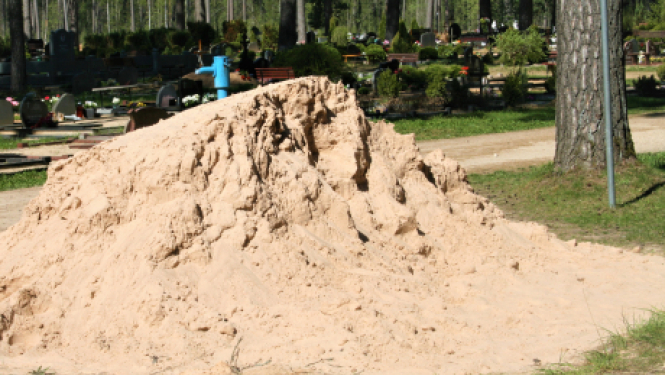 Jēkabpils pilsētas kapos tiks piegādāti 150 kubikmetri smilts kapavietu sakopšanai