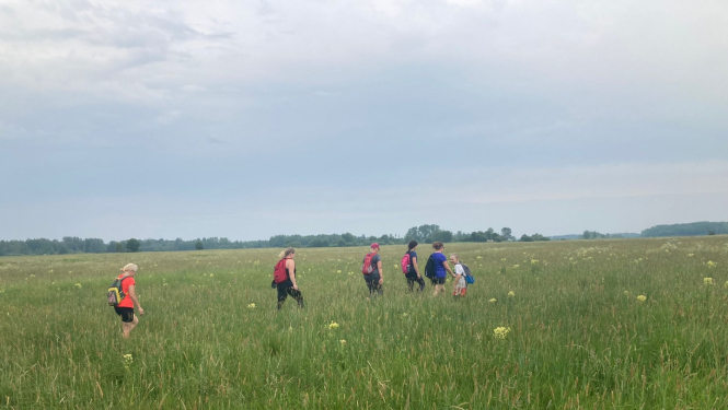 Cilvēki pārgājienā