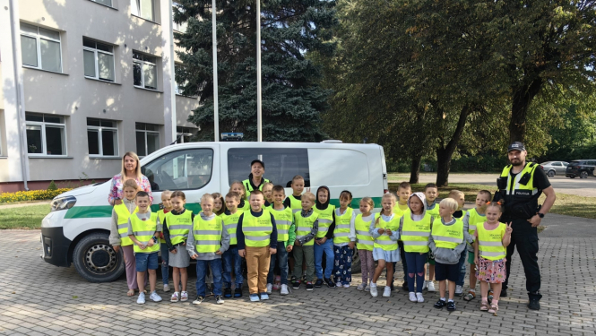 Pirmklasnieki ar pašvaldības uzdāvinātajām atstarojošajām vestēm