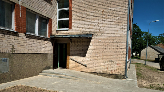 Veikti daudzdzīvokļu mājas ieejas zonas remontdarbi Meža ielā 10.