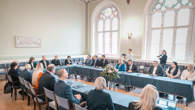 IZM un pašvaldības paraksta memorandu