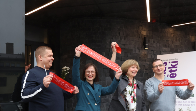 Atjaunotās grāmatnīcas atklāšana - lentes griešana 