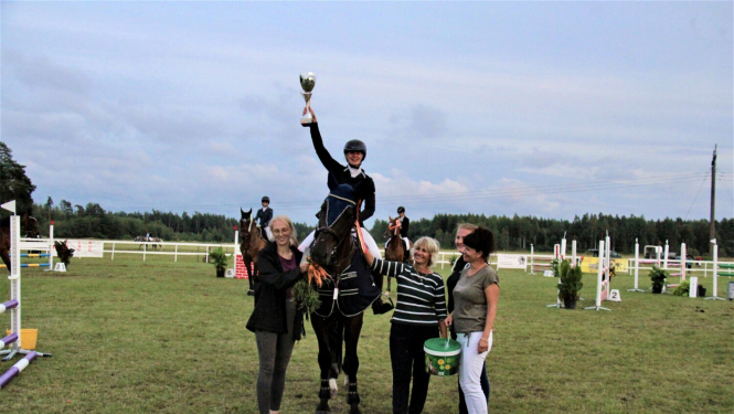 Galvenā maršruta 110 cm uzvarētāja Līga Daģe ar zirgu "Kroders"