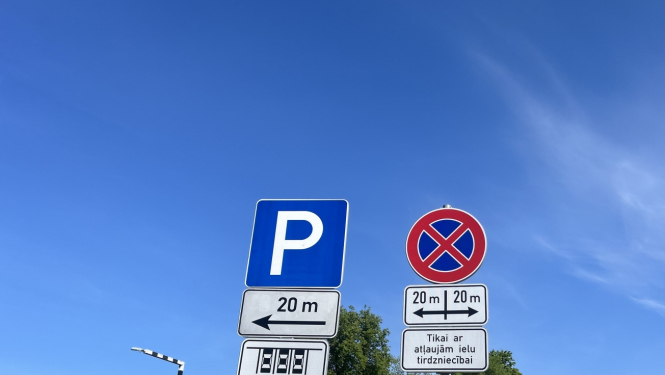 Ceļa zīmes stāvlaukumā Rīgas ielā 