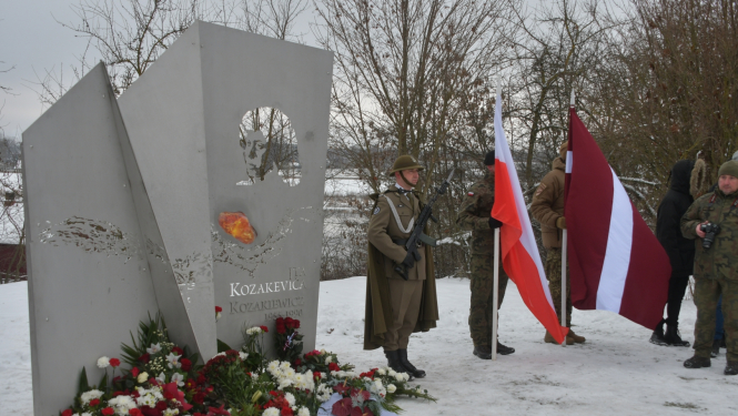 Atklāj pieminekli Itai Kozekevičai