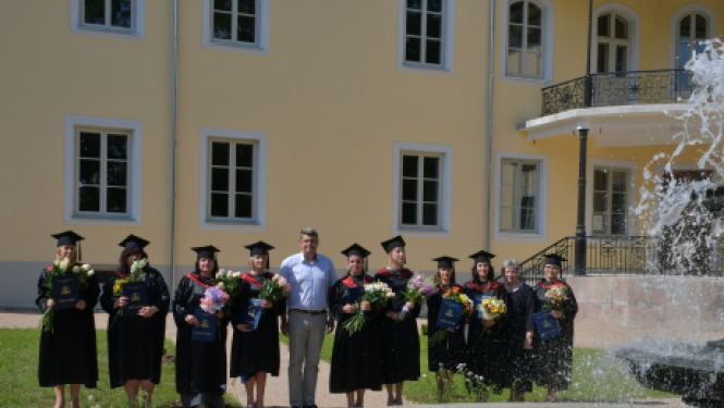 Pasniedz diplomus Baltijas Starptautiskās akadēmijas Jēkabpils filiāles absolventiem