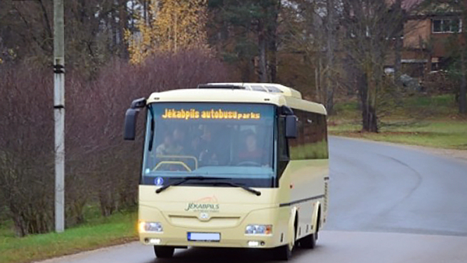SIA Jēkabpils autobusu parks autobuss brauc pa ielu pretī fotogrāfam