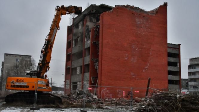 Uzsākta grausta nojaukšana Slimnīcas ielā 8, Jēkabpilī 