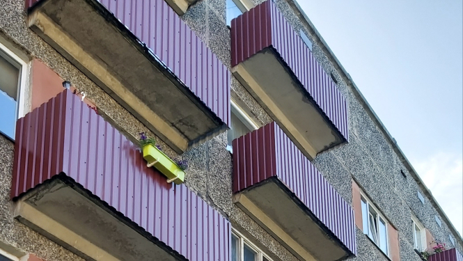 Daudzdzīvokļu nama balkoni pēc atjaunošanas