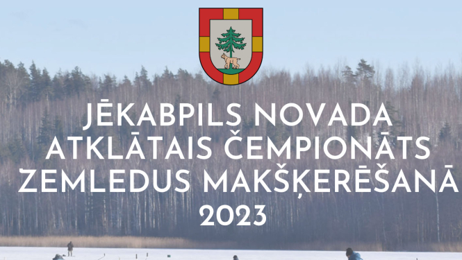 Uzraksts par čempionātu uz aizsaluša ezera un sniegota meža fona