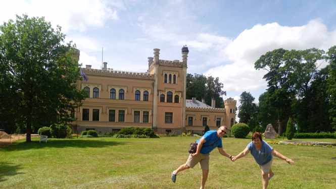 Dalībnieki tūrisma akcijā pie Gārsenes pils