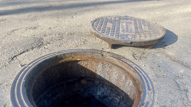 Kanalizācijas aka ar vāku