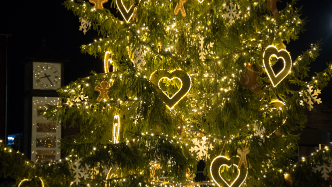 Eglīte un pulkstenis