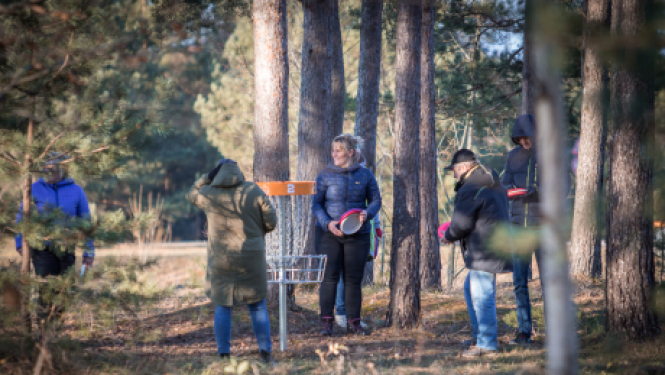 Jēkabpils Mežaparkā atvērts disku golfa parks “Lūša ķepa”