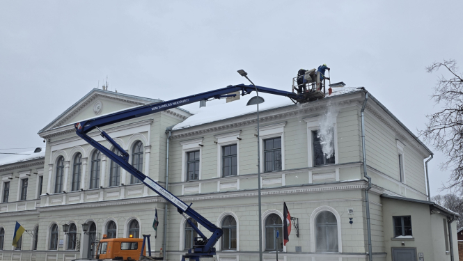 No sniega tiek attīrīts Jēkabpils novada domes jumts