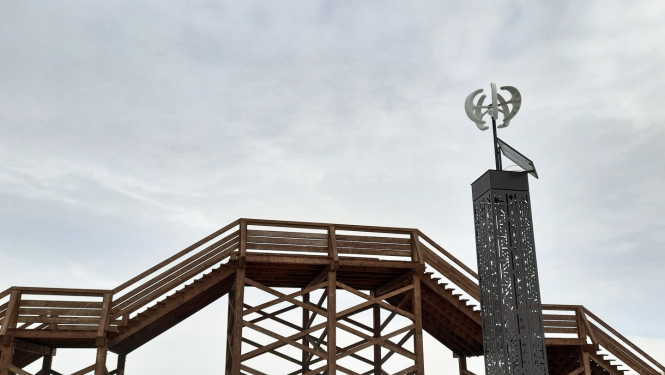 Tornītis priekšplānā Kaldabruņas skatu platformai