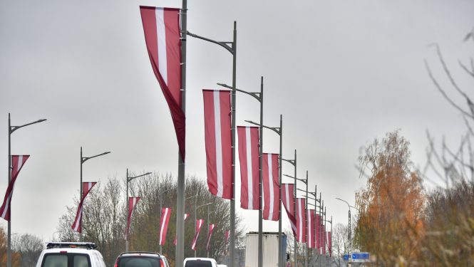 pilsētas skats ar dekoratīviem karogiem