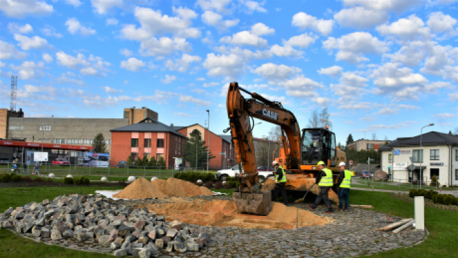 Brīvības ielas rotācijas aplī uzstāda karoga mastu