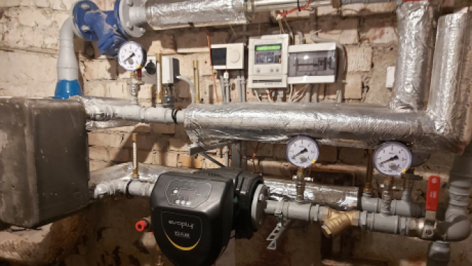 Uzstāda automatizētos siltummezglus un turpina mainīt kanalizāciju