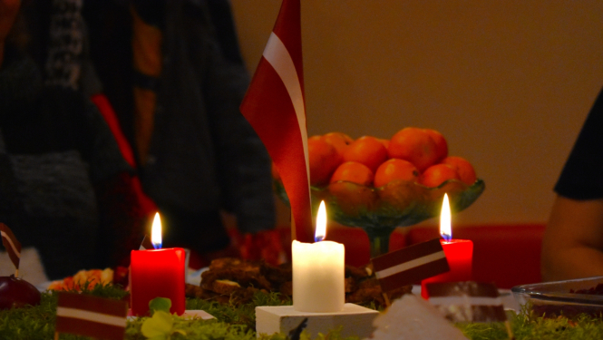 Latvijas karodziņš un Adventes sveces