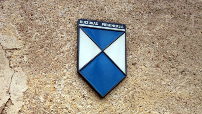 Kultūras pieminekļa zīme uz sienas