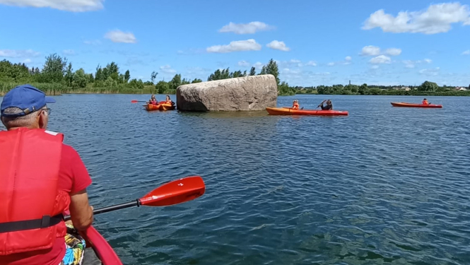 laivotāji Radžu ūdenskrātuvē pie dižakmens