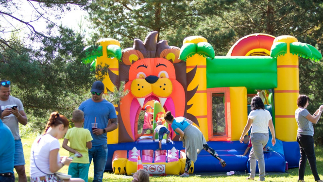 Bērni un piepūšamās atrakcijas