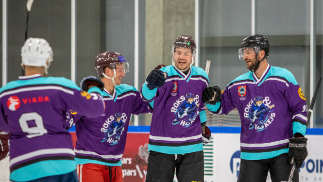 hokejisti formās ar Jēkabpils novada ģerboni