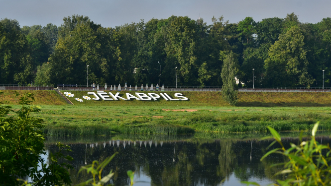 Jēkabpils uzraksts pie Daugavas uz aizsargdambja nogāzes