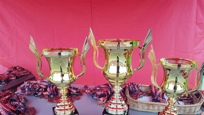 Vieglatlētikas kausi stāv uz galda