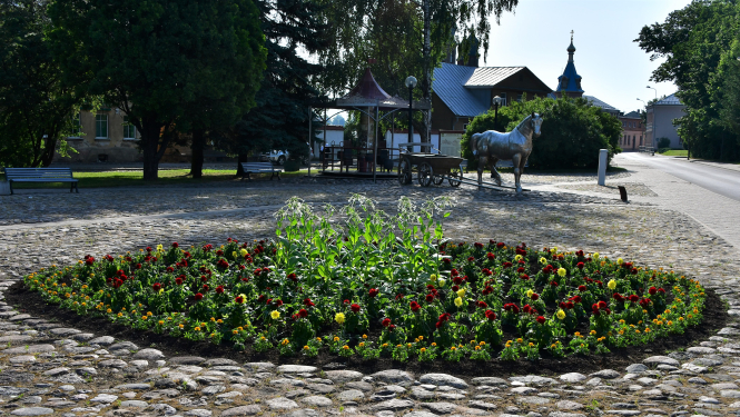 Trešdienas tirgus laukums ar zirga skulptūru
