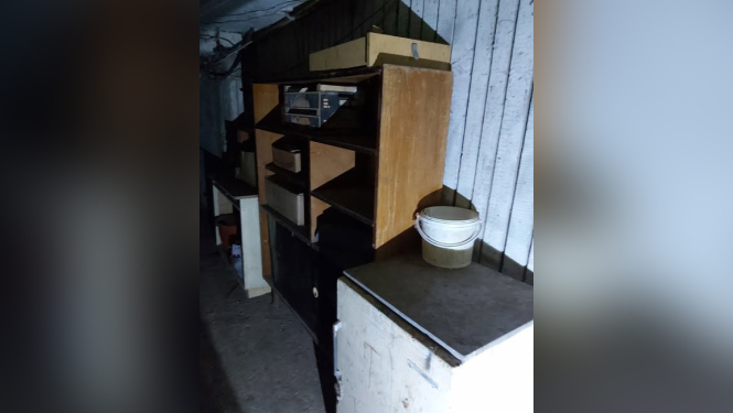 Skapji un priekšmeti tumšā pagrabtelpā