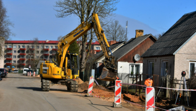 Rūpniecības un Jaunā ielā notiek apgaismes stabu un ietvju izbūve