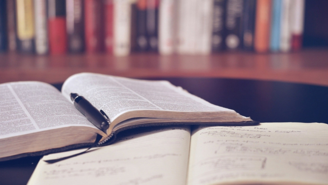 Grāmatas bibliotēkā