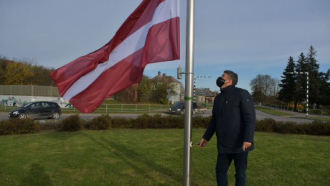 Karogmastā paceļ Latvijas valsts karogu